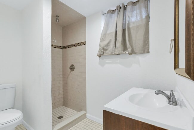 Building Photo - 1230 S Pierce St