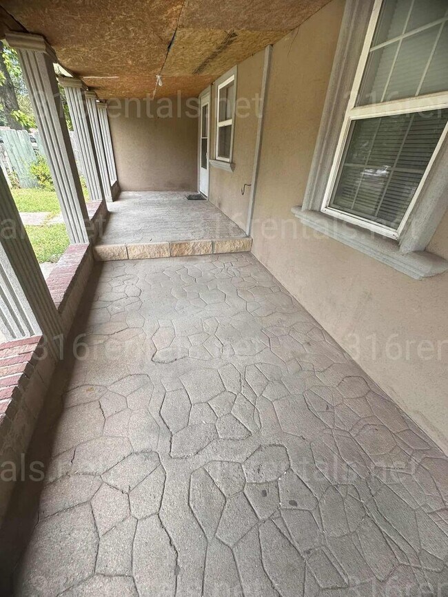 Building Photo - $1200 - 4 bedroom/ 2 bathroom - Single Fam...