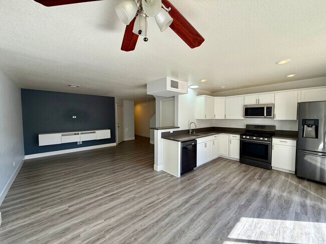 Building Photo - Updated 3-Bedroom Townhome in Gated Community with Pool Access