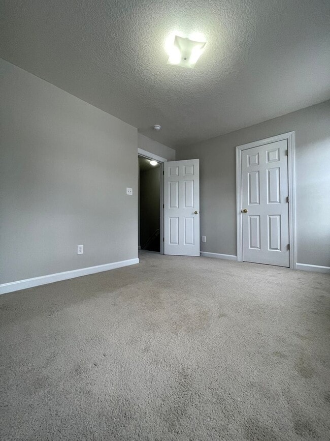 Building Photo - Splendid on Springwood