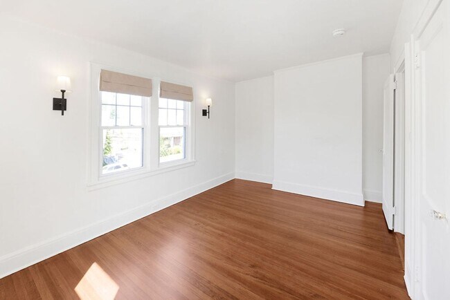 Building Photo - Renovated Home!