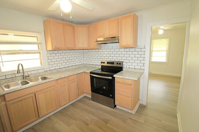 Building Photo - Cozy Remodeled Bungalow