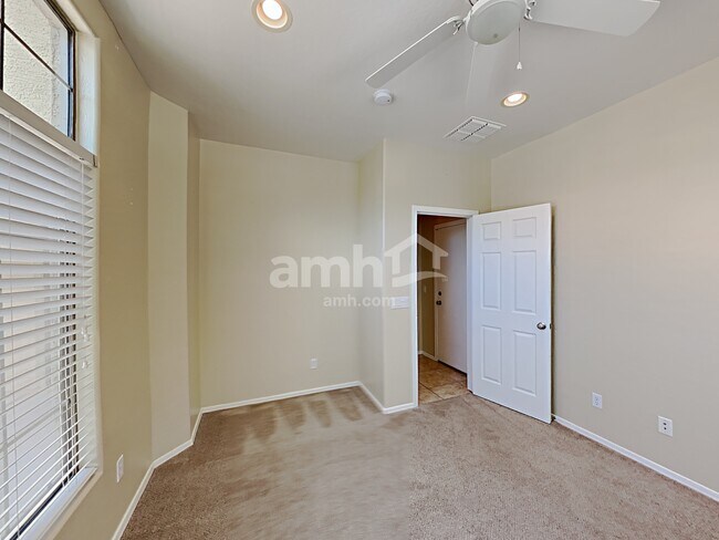 Building Photo - 850 W Vineyard Plains Dr