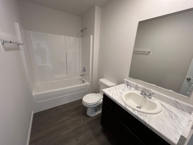 Building Photo - **St Patrick's Day Deal!** NEWER Three Bed...