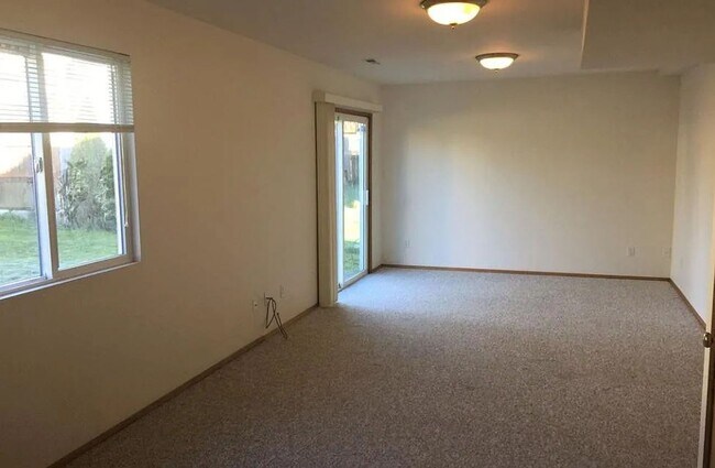 Building Photo - Everett Single Family Home 3 Bed, 1.5 Bath...