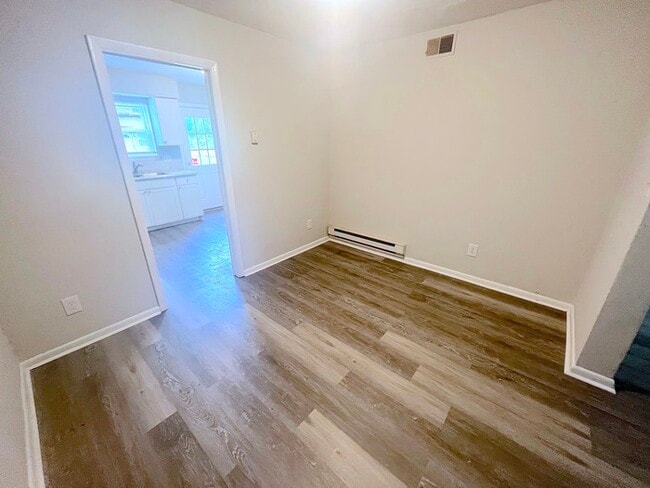 Building Photo - BEAUTIFUL TWO BEDROOM 1.5 BATHROOM APARTME...