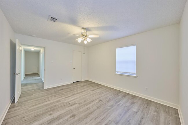 Building Photo - 715 Baltic Ln