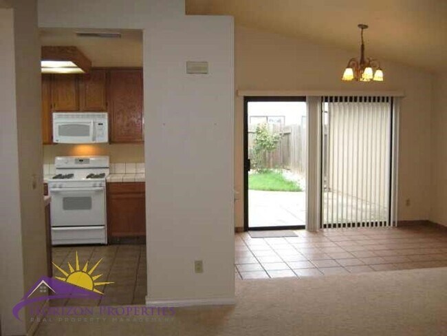 Building Photo - Open 2 Bed 2 Bath Natomas Duplex Unit