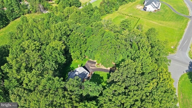 Building Photo - 2 English Hills Dr