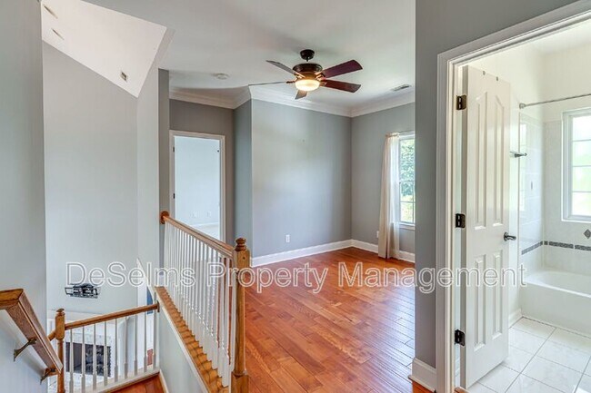 Building Photo - 701 Brent Glen Pl