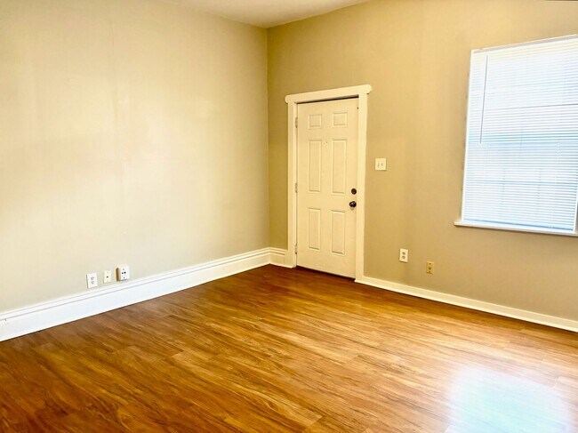 Building Photo - Spacious 4 bedroom in Portland-Section 8 Accepted **1/2 off first months rent**