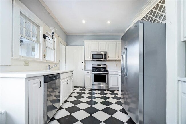 Building Photo - 605 Clairemont Ave