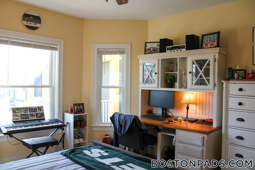 Building Photo - 116-118 Holland St.