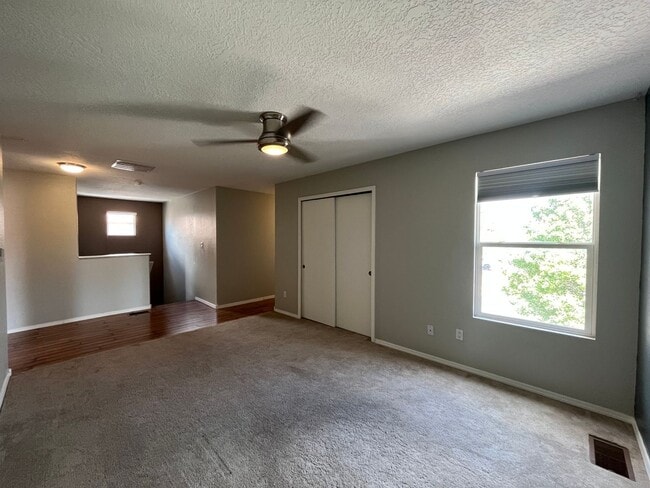 Building Photo - Large 3 Bedroom 2.5 Bathroom Located In Th...