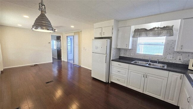 Building Photo - 1355 Flamingo Dr