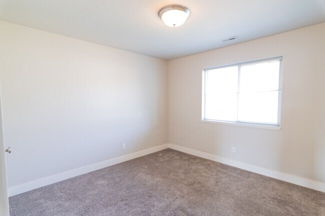 Building Photo - 2233 Buckrake Ave
