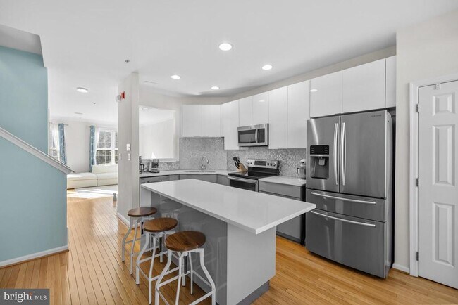 Building Photo - 381 Livermore Ln