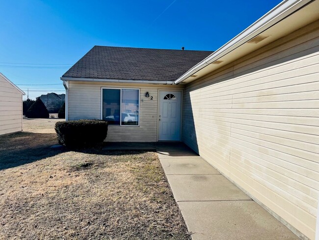 Building Photo - Spacious Duplex