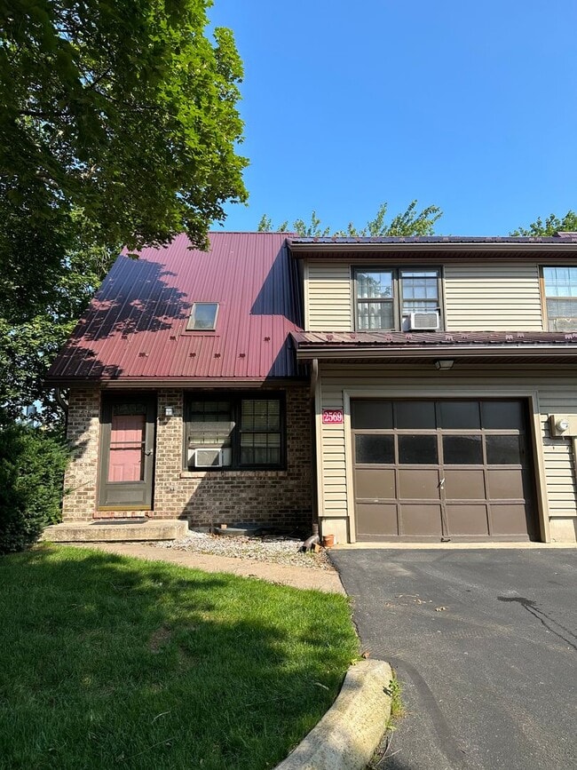 Building Photo - Spacious State College townhouse available August!