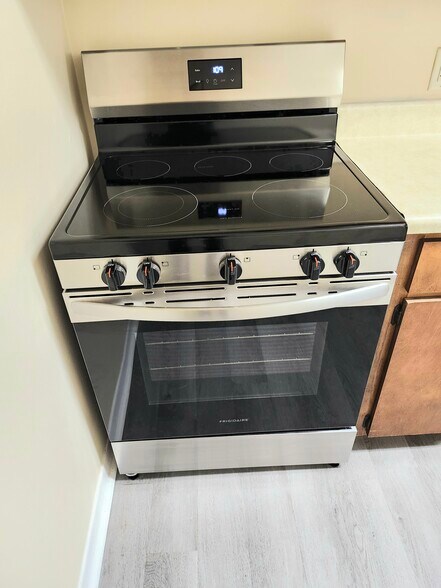 New stainless steel stove - 5230 Beach Dr
