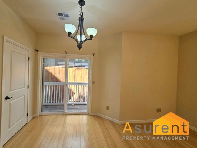 Building Photo - Adorable Jacksonville Duplex Available Now!