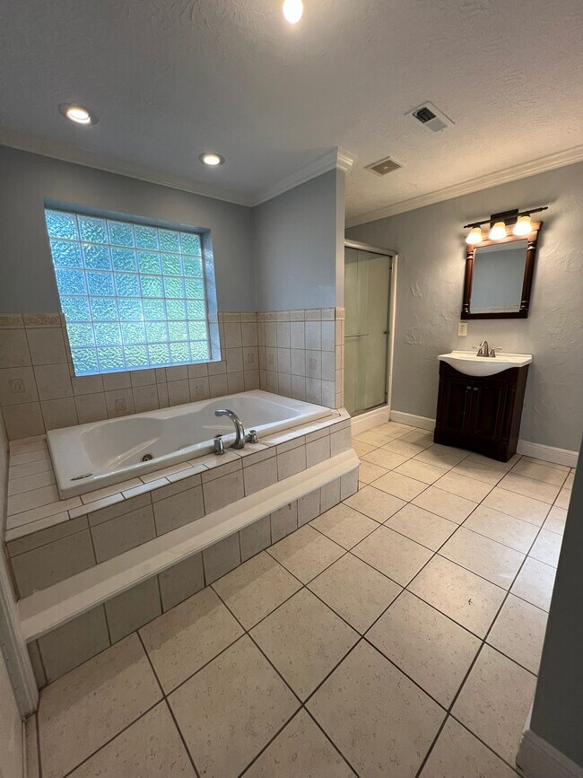 Building Photo - 30447 Parkview Dr