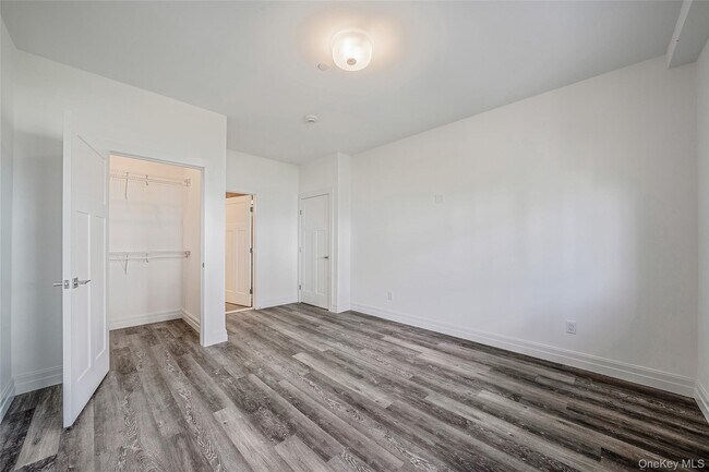 Building Photo - 725 Eastview Dr