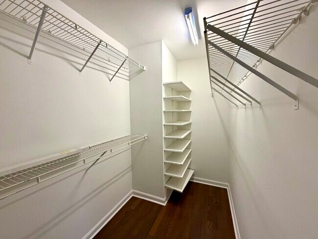 Building Photo - 6229 Bells Mill Dr