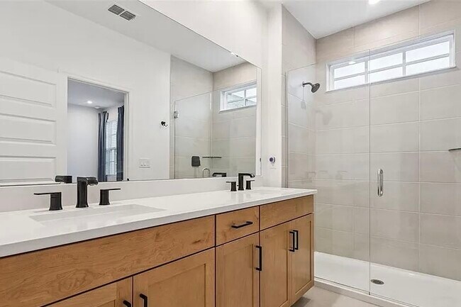 Building Photo - 2340 Woodside Way