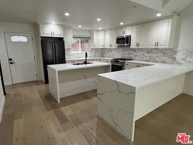 Building Photo - 5019 W Maplewood Ave