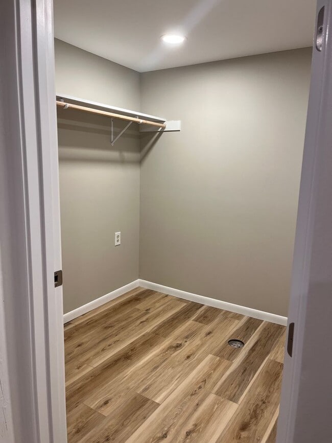 Building Photo - Renovated 5 Bedroom house in Saint Paul