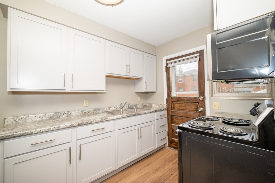 Kitchen - Eagle Point Townhomes