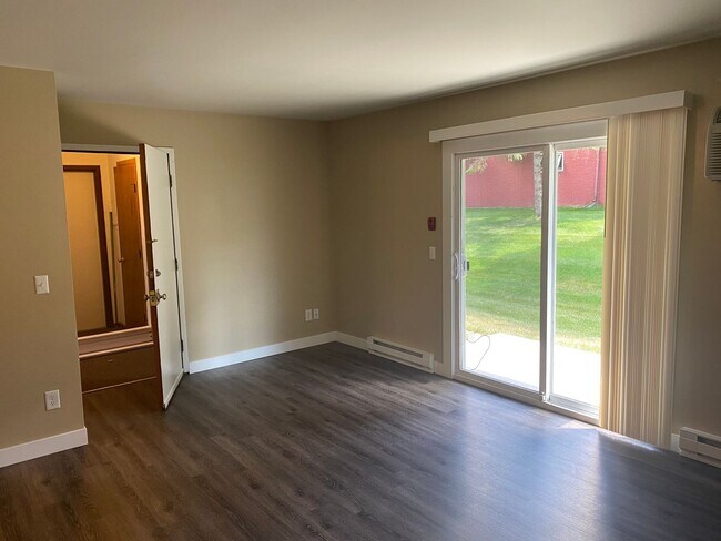 Building Photo - Newly Remodeled 2-Bedroom Apartment in Ore...
