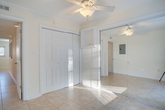 Building Photo - Stylish Condo in Waterfront Bayview Terrace – Updated Interiors, In-Unit Washer/Dryer, Access to ...