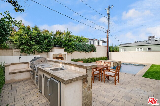 Building Photo - 4419 Clybourn Ave