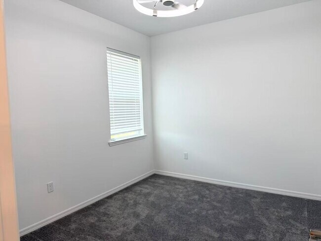 Building Photo - 826 Castleford Ave NE