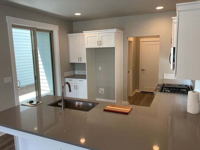 Building Photo - Beautiful home with great community amenities in Redmond!  A/C!