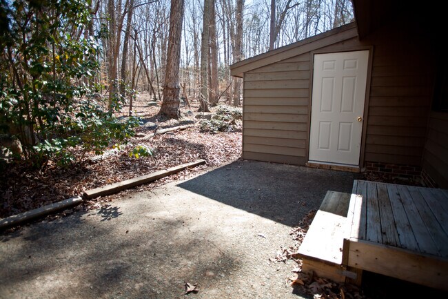 Building Photo - Spacious duplex just minutes from downtown