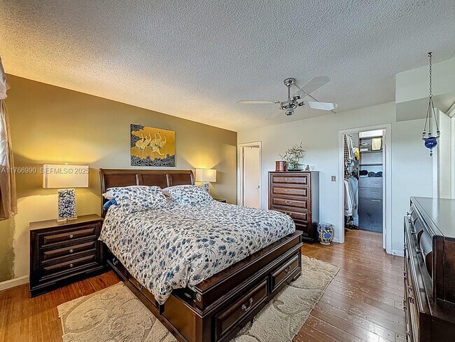 Building Photo - 9411 N Hollybrook Lake Dr