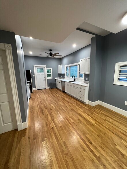 Eat-in kitchen with granite countertops and stainless steel appliances - 111 Falcon St