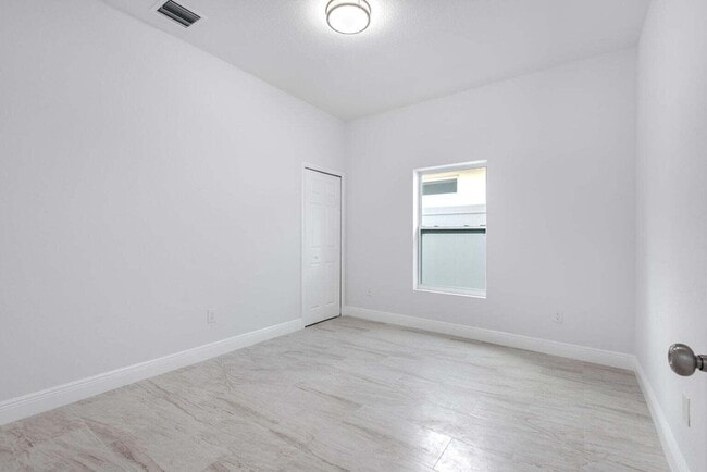 Building Photo - 2831 Saranac Ave