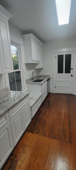Building Photo - 821 Burch Ave