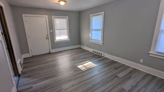 Building Photo - 306 Sullivan Ave