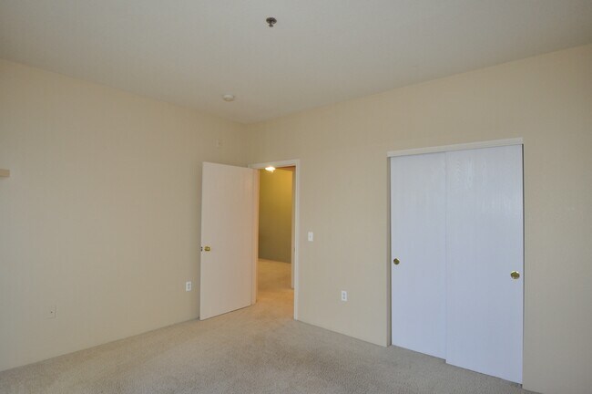 Building Photo - 6009 Castlegate Dr W