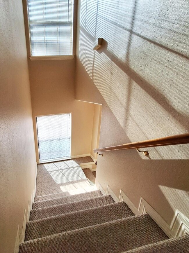 Building Photo - 1402 W Kiwi Ave