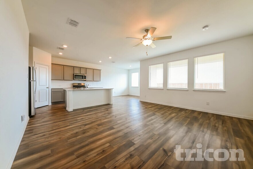 Building Photo - 5416 Montrose Dr