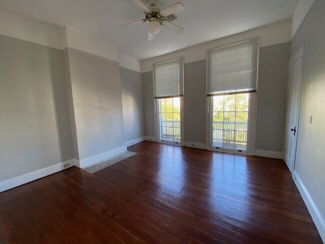 Building Photo - Top floor unit in the heart of Garden District!