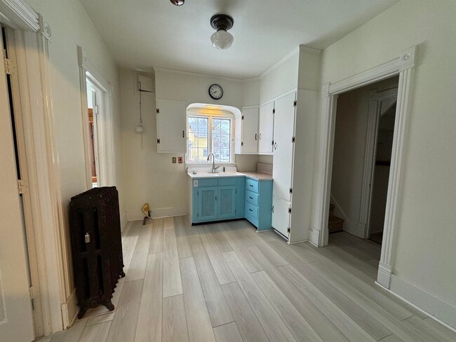 Building Photo - 916 9th St