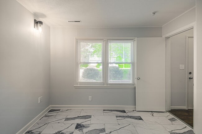 Building Photo - 9411 Fairwood Dr