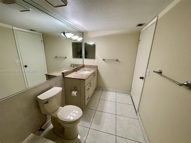 Building Photo - 491 Racquet Club Rd